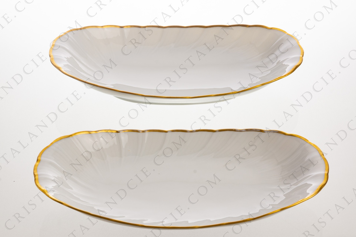 Paire de raviers en porcelaine de Limoges de la maison Bernardaud modèle Verlaine, à décor de palmettes et liseré or photo-1