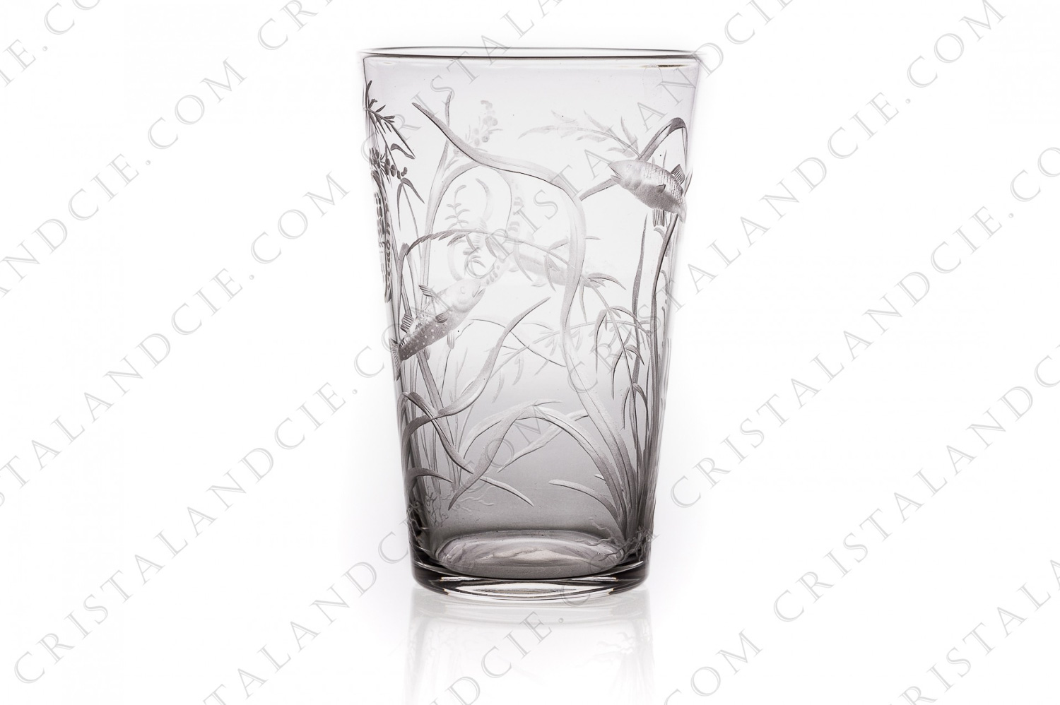 Petit gobelet en cristal présentant un important décor finement gravé à la main d algues et de poissons photo-1