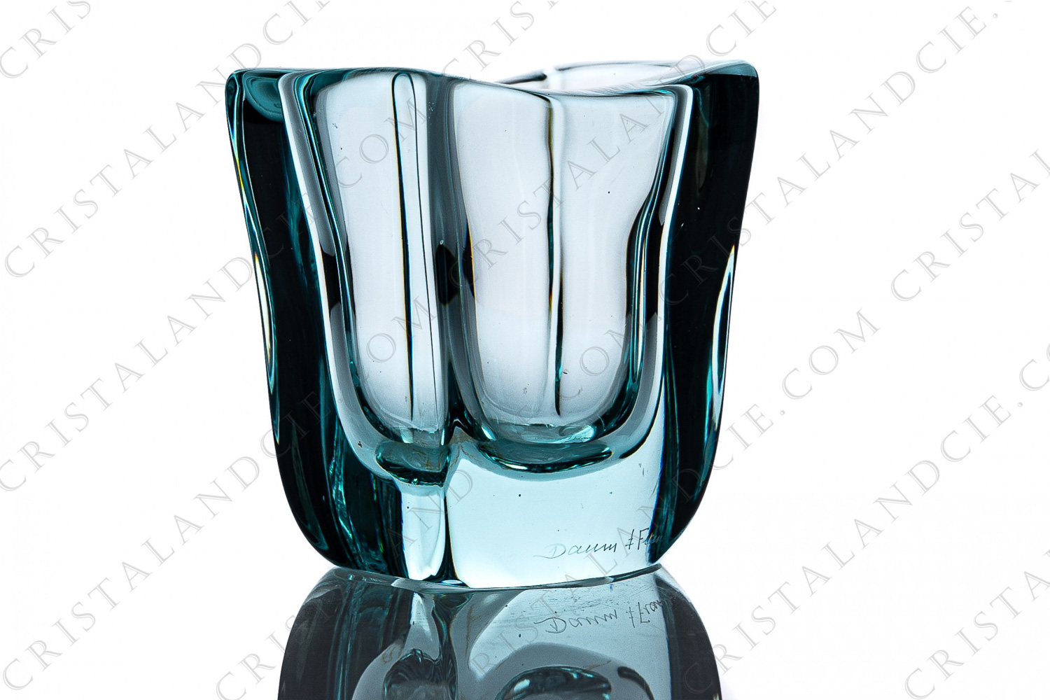 Petit vase en cristal bleu de Daum photo-1