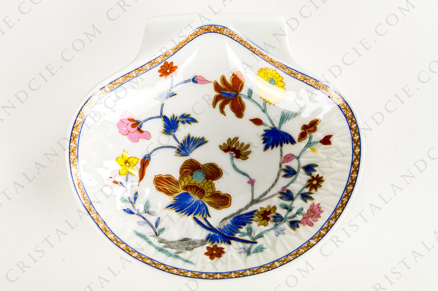 Petite coquille en porcelaine de Bernardaud modèle Pondichéry à décor de fleurs polychromes et dorées photo-1