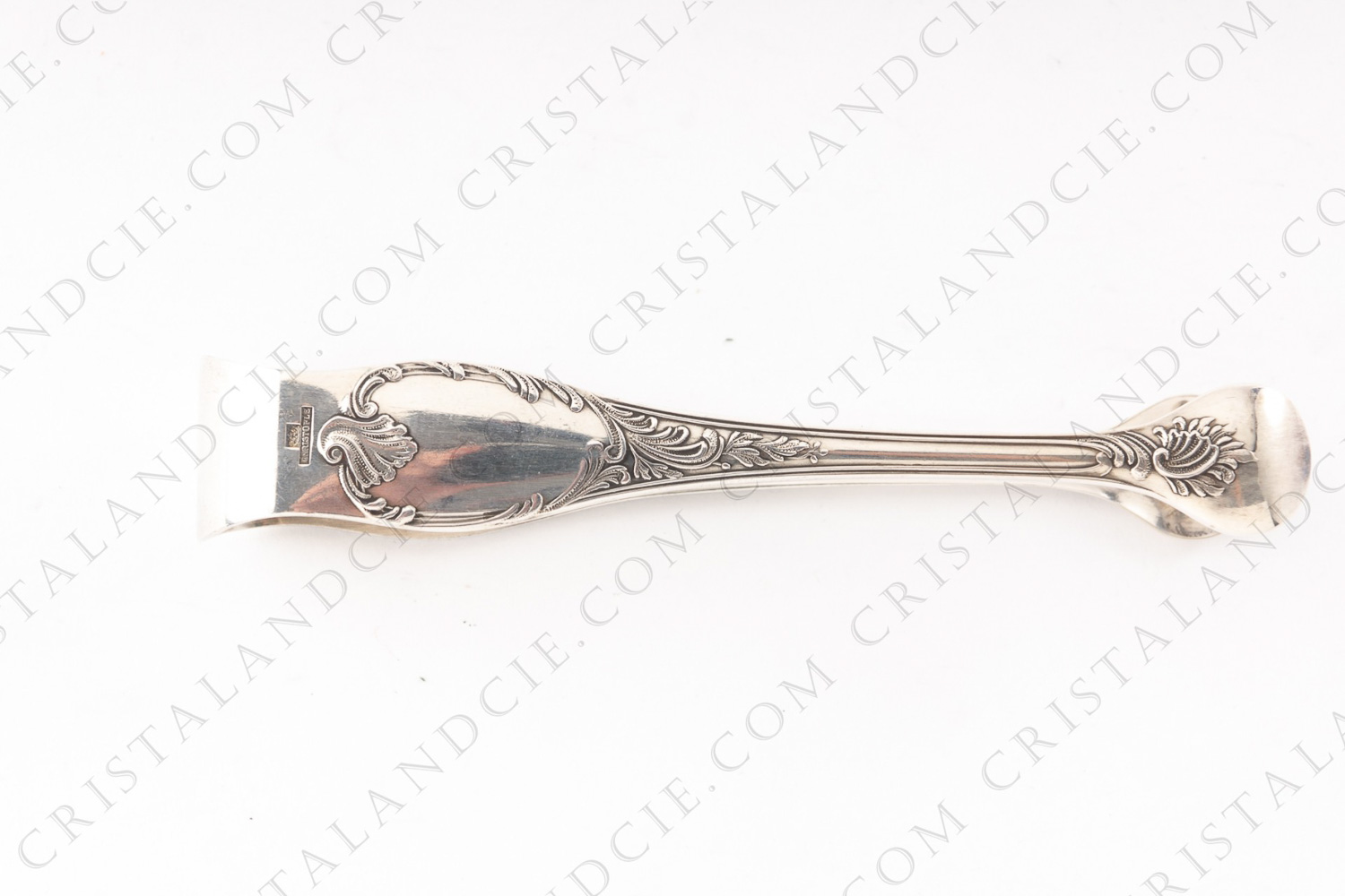 Pince à sucre en métal argenté de la maison Christofle modèle Marly présentant un décor Rocaille photo-1