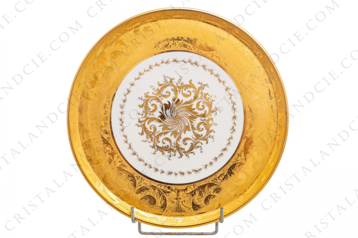 Dish in china hand incised and hand golden by the workshops Le Tallec, decorated with a frieze of gold leaves of acanthus and with gold arabesques photo-1