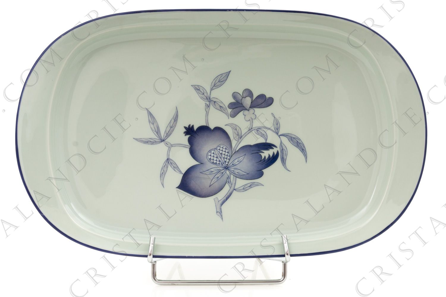 Plat ovale en porcelaine de Limoges de la maison Haviland et Parlon modèle Shangaï bleu orient orné de fleurs en camaïeu de bleus photo-1