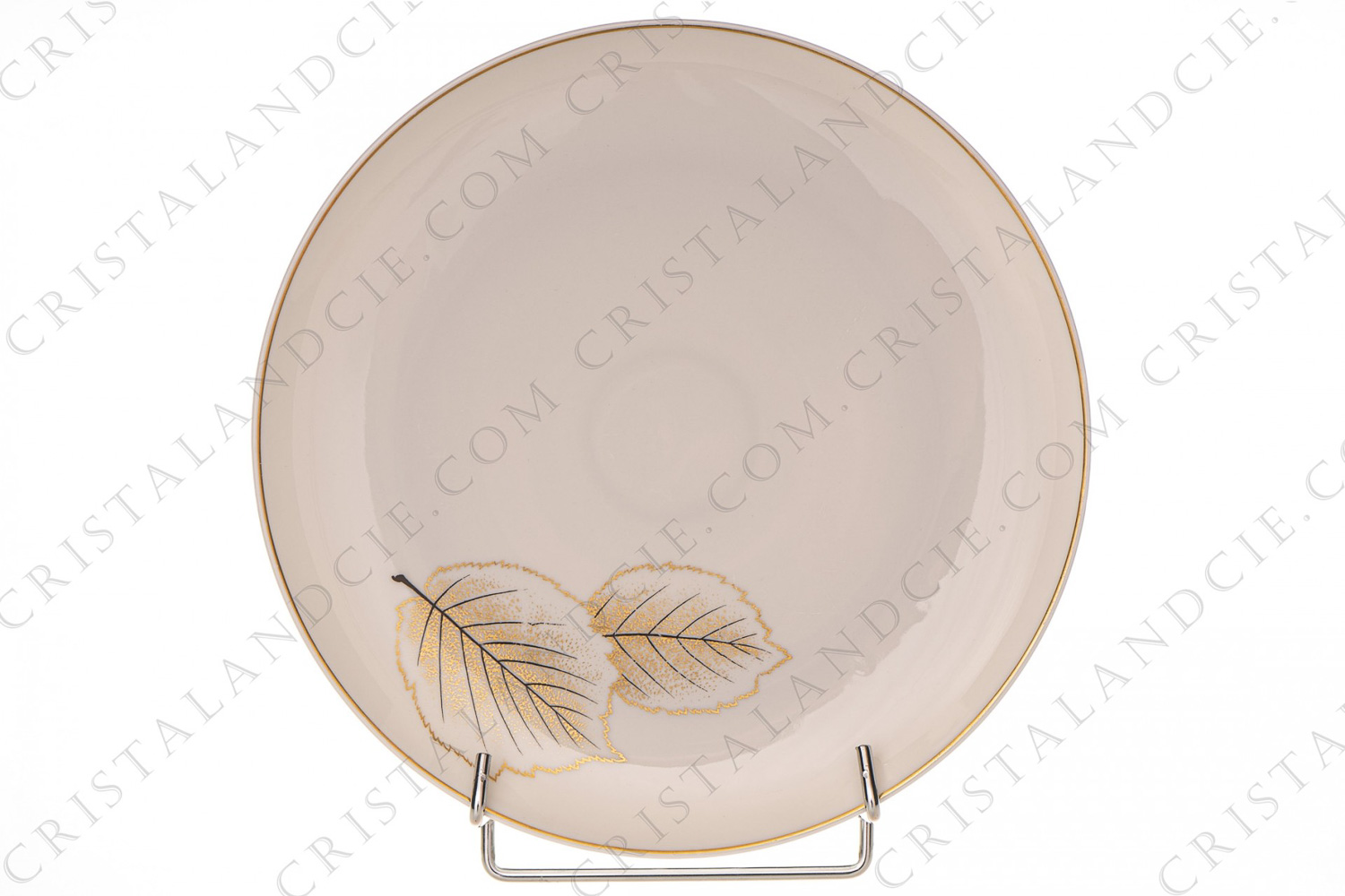 Plat rond en porcelaine de Limoges de la maison Bernardaud modèle Catherine créé par Nicole Desjardin, orné de feuilles or et noir photo-1