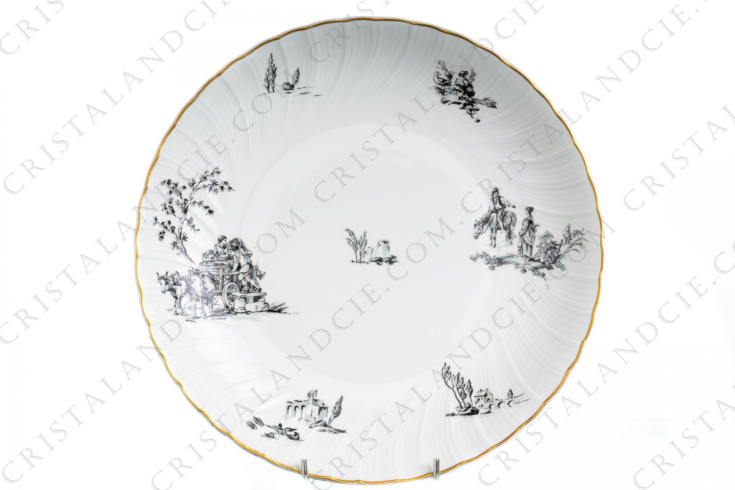 Plat rond creux en porcelaine de Limoges de la maison Bernardaud modèle Marie-Antoinette à décor de scènes champêtres en grisaille d après un dessin du peintre Paul Huet réalisé pour la reine Marie-Antoinette photo-1