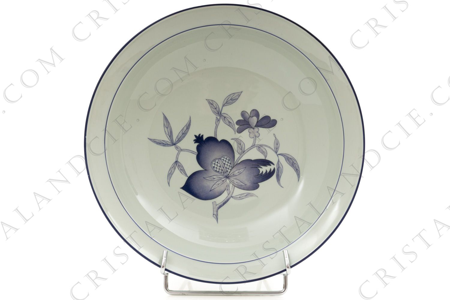 Plat rond creux en porcelaine de Limoges de la maison Haviland et Parlon modèle Shangaï bleu orient orné de fleurs en camaïeu de bleus photo-1