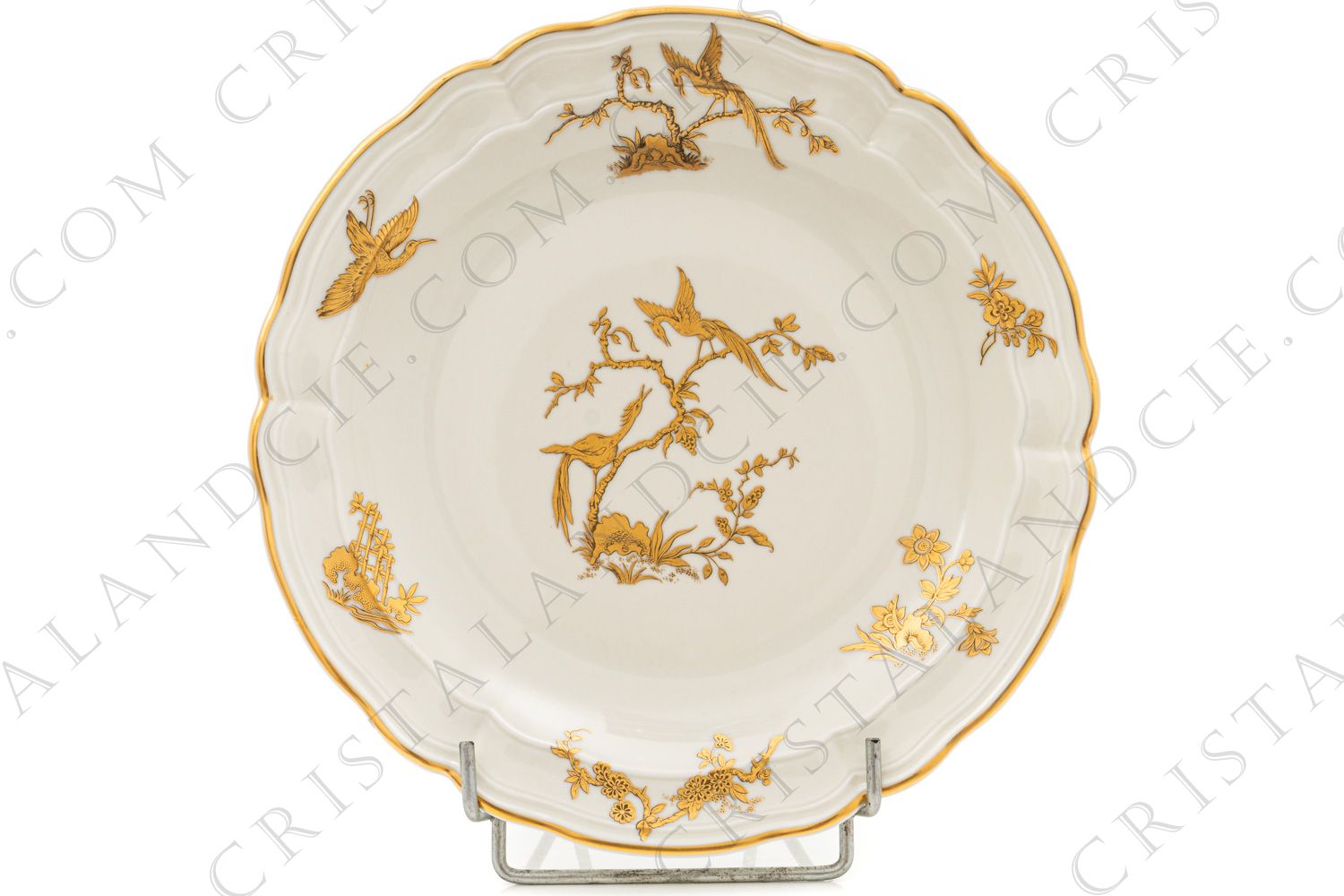 Plat rond en porcelaine de Limoges de la maison Bernardaud modèle Reine Elisabeth orné d oiseaux de paradis et de branchages or photo-1