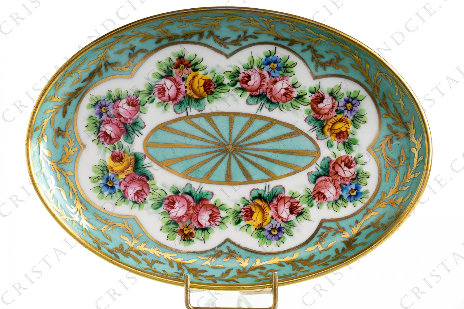 Plateau en porcelaine présentant un décor peint à la main de bouquets de fleurs polychromes et de rinceaux or sur un fond bleu clair photo-1