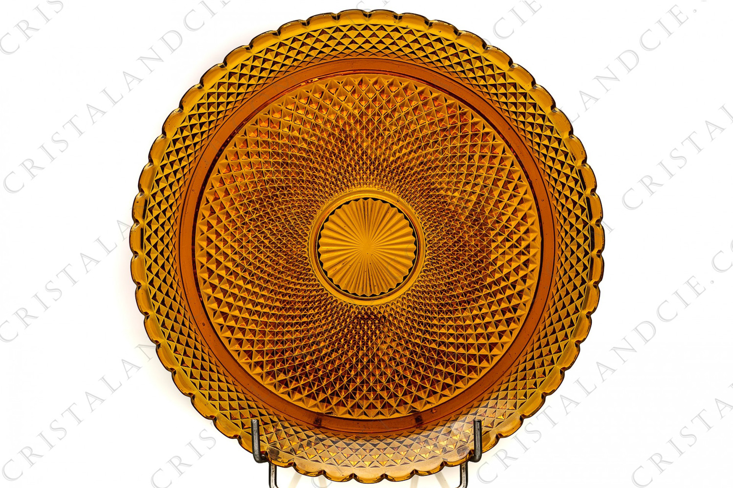 Round tray in amber molded crystal by Baccarat decorated with diamond tips and a golden strip photo-1