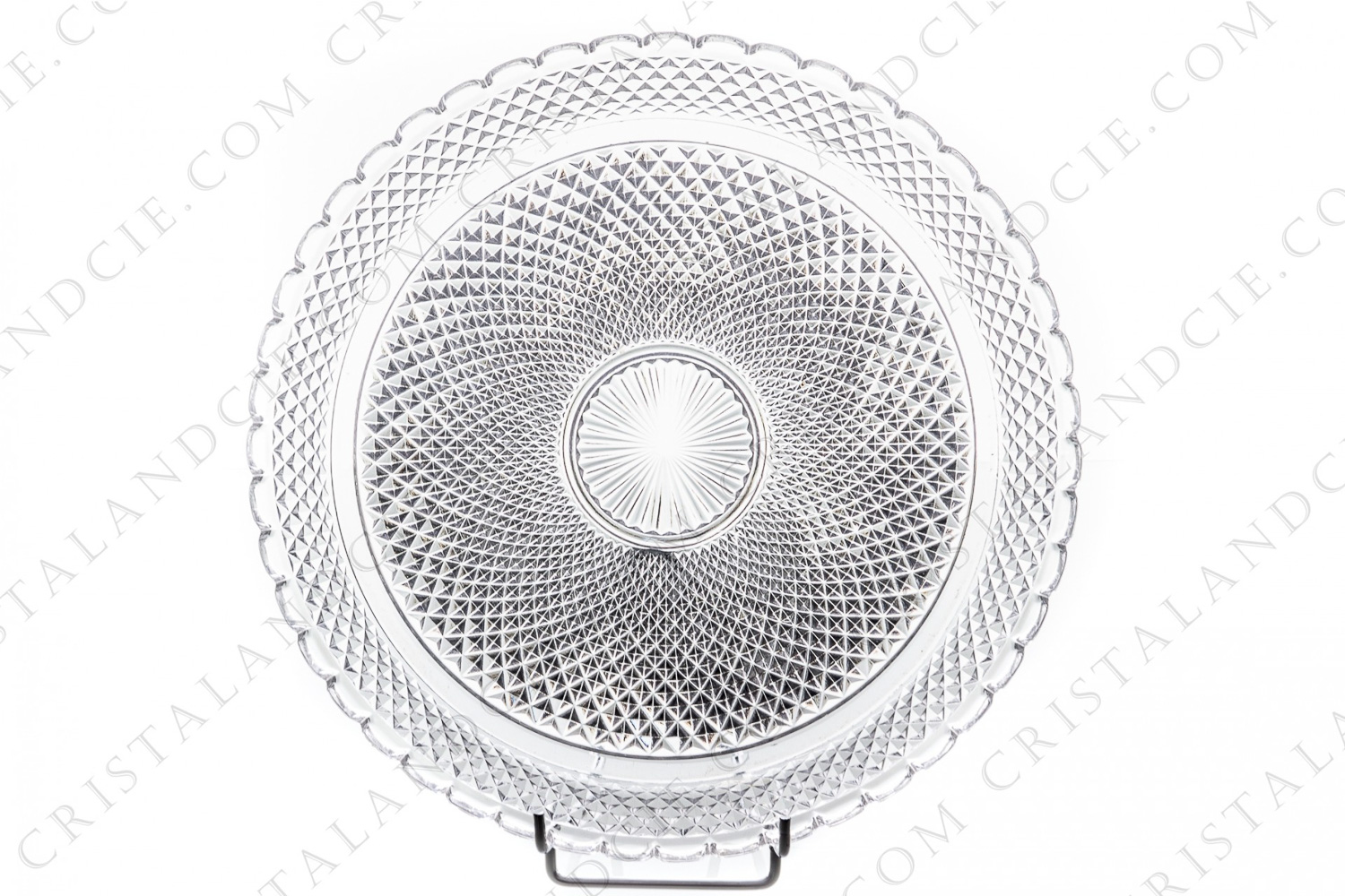 Round tray in molded crystal by Baccarat decorated with diamond tips photo-1