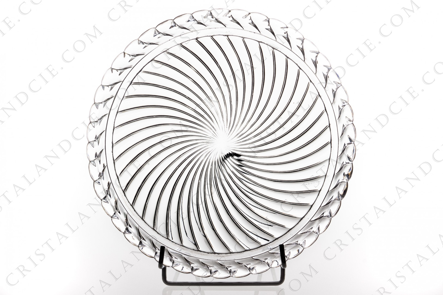 Round tray in crystal by Baccarat pattern Swirl photo-1