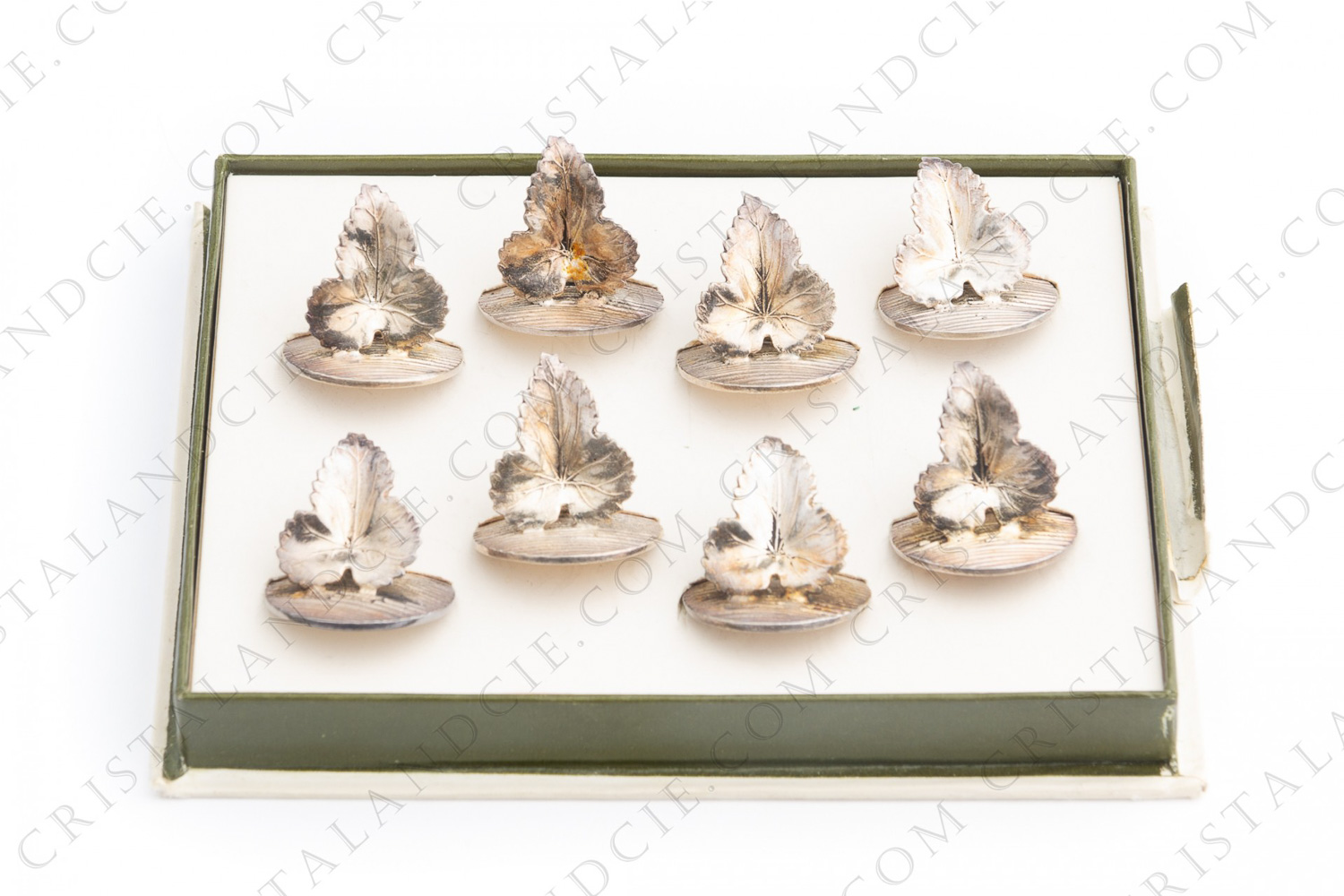 Série de huit porte-menus en métal argenté de la maison Christofle modèle Feuille représentant une feuille de vigne photo-1