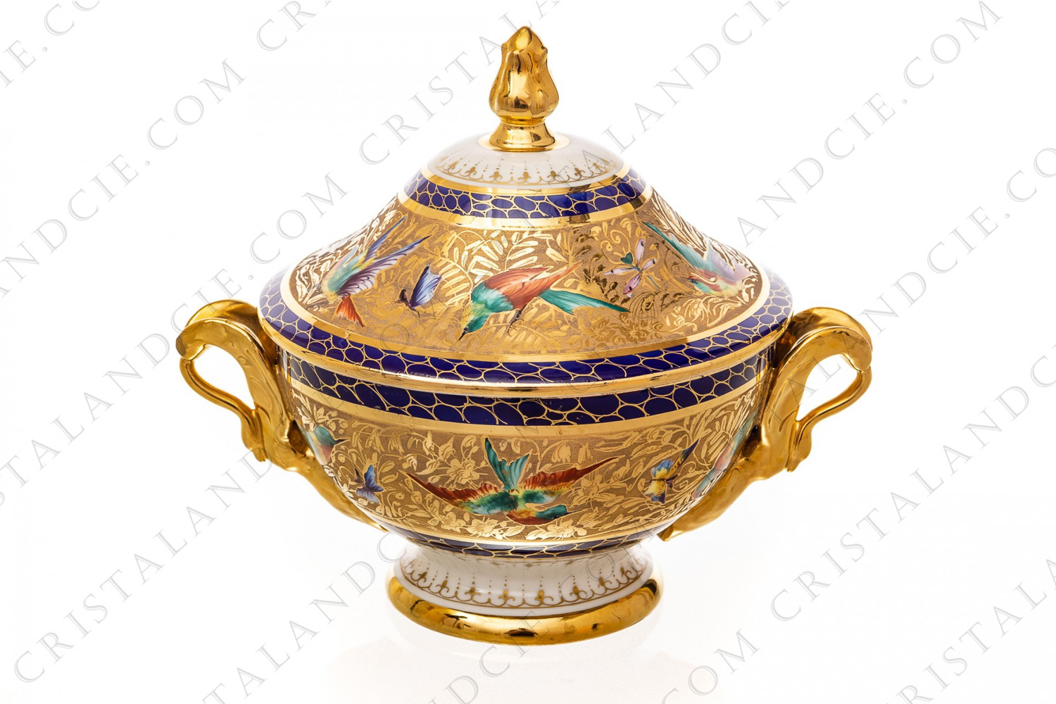 Pot couvert en porcelaine décoré à la main par les ateliers Le Tallec, orné d oiseaux de paradis et de papillons polychromes émaillés sur une bande fleurie or photo-1