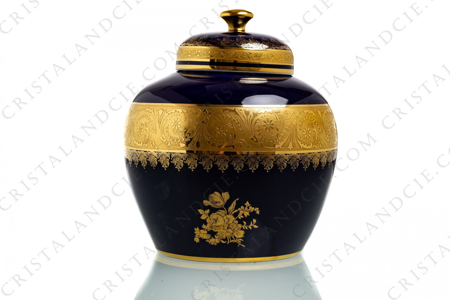 Pot couvert en porcelaine de Limoges orné de frises en incrustations or et de bouquets de fleurs or sur un fond bleu de four photo-1