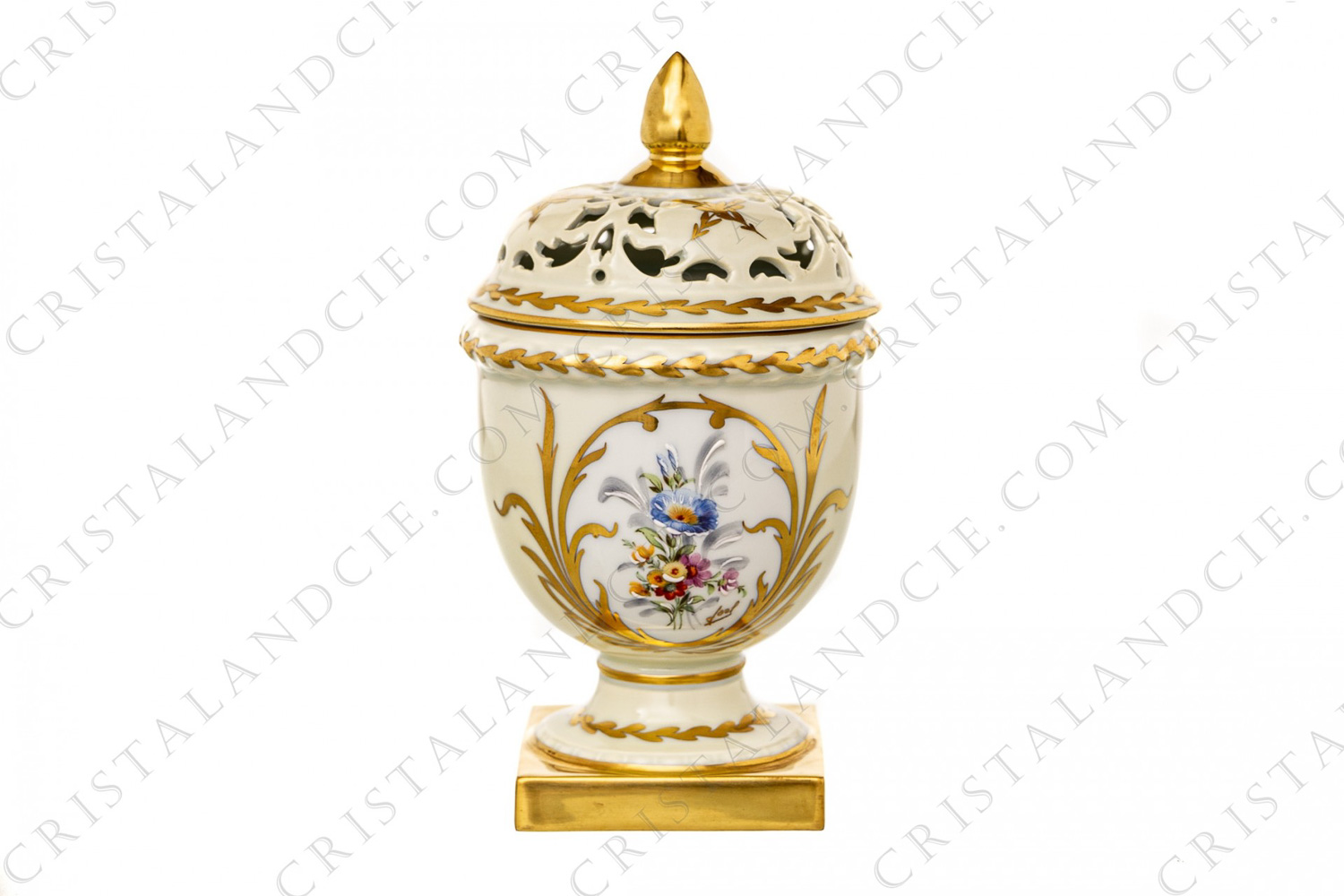 Pot couvert à couvercle ajouré en porcelaine de Limoges peint à la main par le décorateur Jammet-Seignolles, orné d un bouquet de fleurs et de dorures photo-1