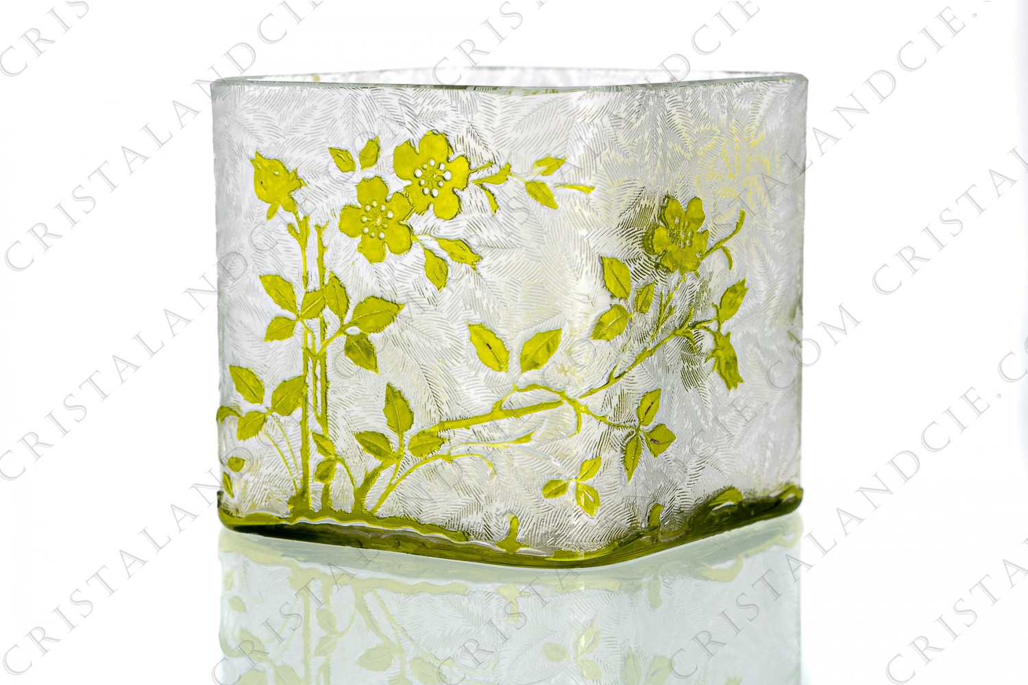 Pot en cristal double couches jaune de Baccarat modèle Eglantiers présentant un décor d églantiers en cristal jaunes sur un fond clair dégagé à l acide photo-1