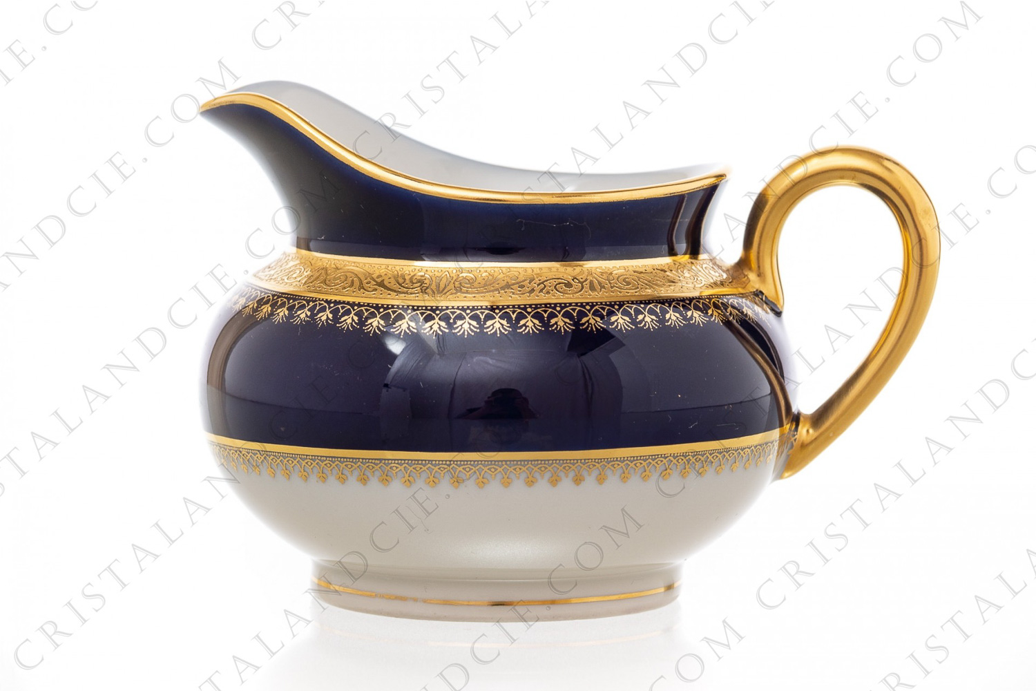 Pot à lait en porcelaine de Limoges de la maison Théodore Haviland orné d une frise d arabesques incrustations or sur un fond bleu de four photo-1