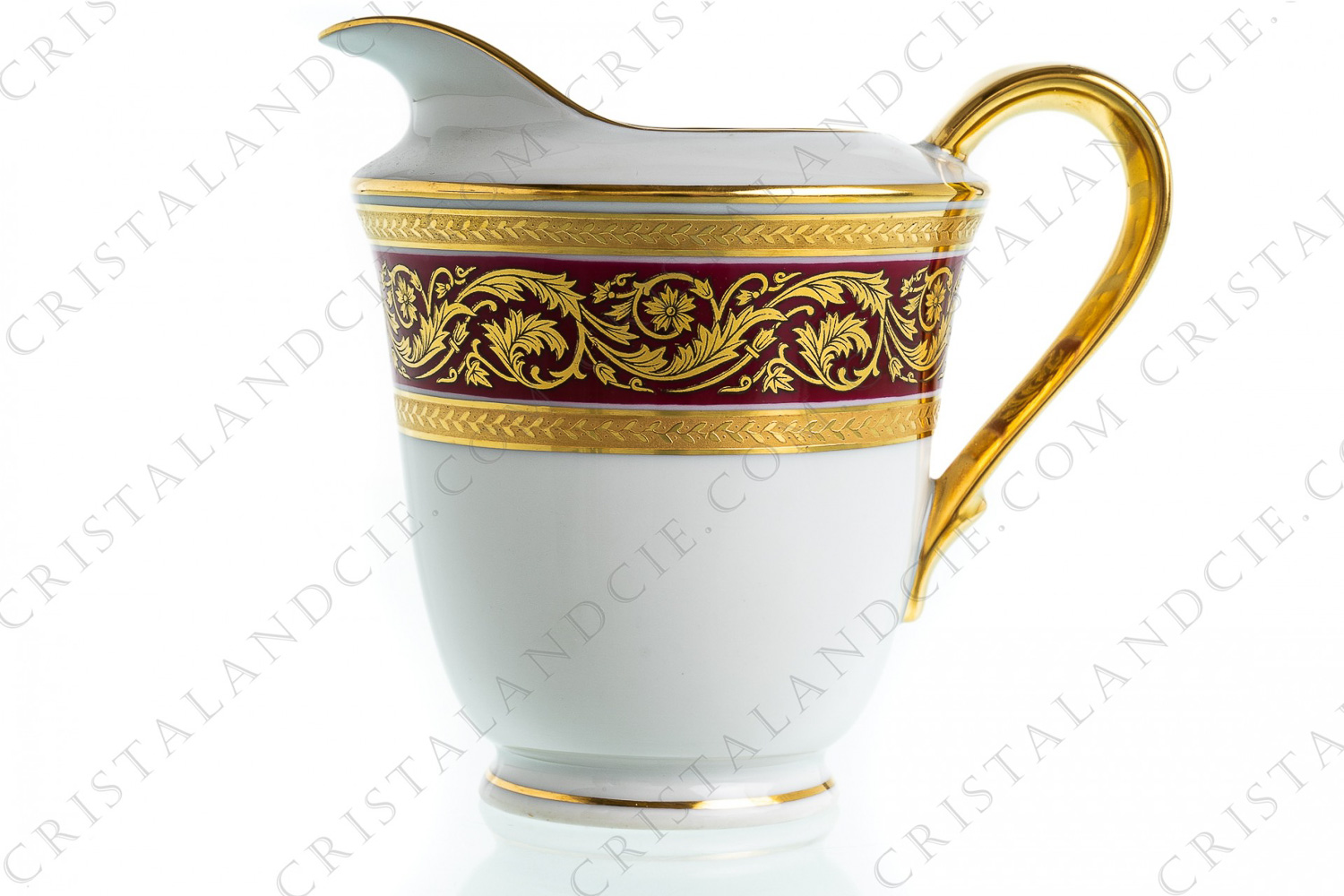 Pot à lait en porcelaine de Limoges de la maison Bernardaud modèle Chambord rose décoré d une frise de rinceaux fleuris or sur fond rose encadrée de frises en incrustations or photo-1