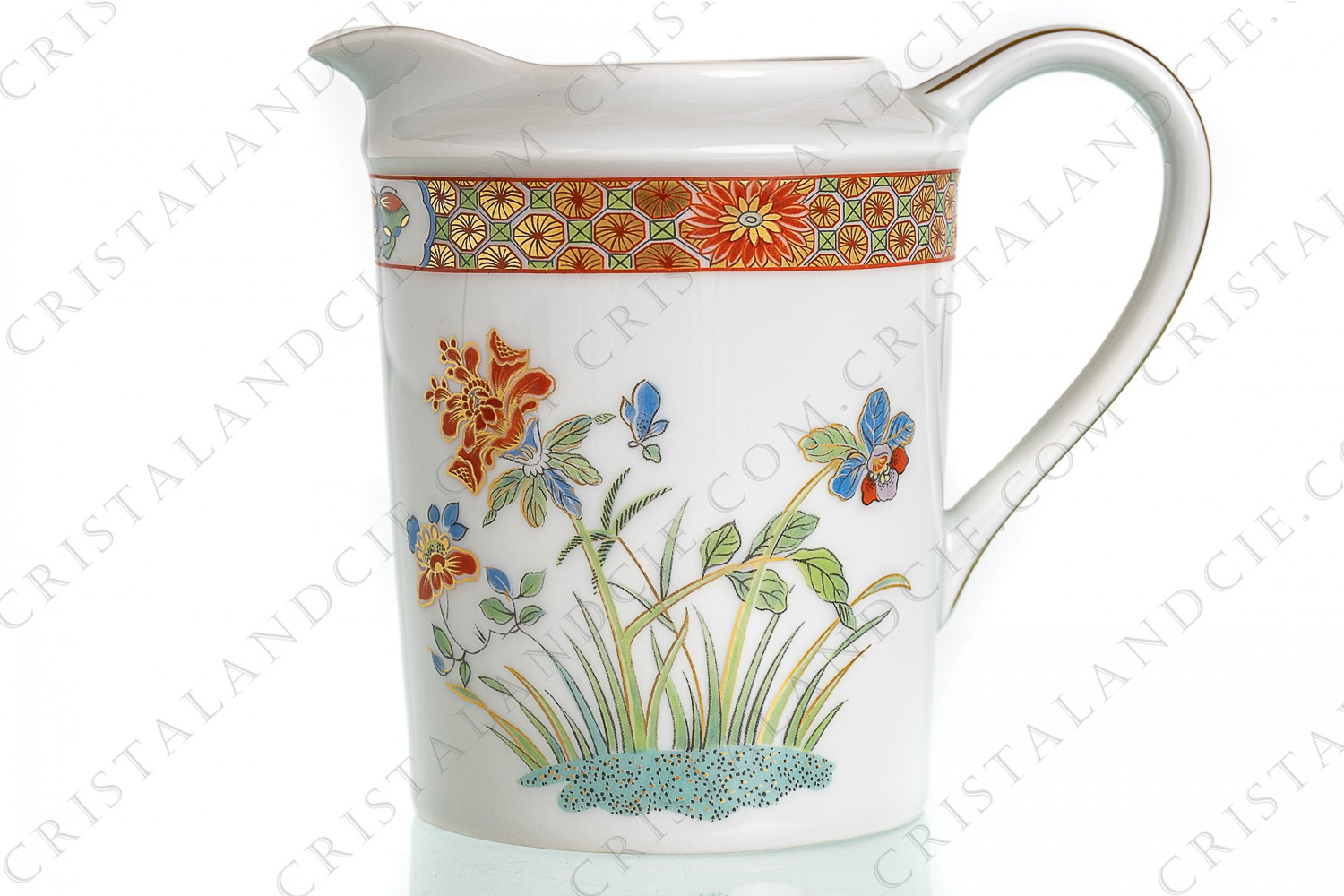 Pot à lait en porcelaine de Limoges de la maison Bernardaud modèle Chef d Œuvre ornées de fleurs et papillon polychromes et or et de frises de fleurs et papillons, inspiré d un décor de de la manufacture impériale de porcelaine King-Tö-Tchen du début du XVIIIè siècle photo-1