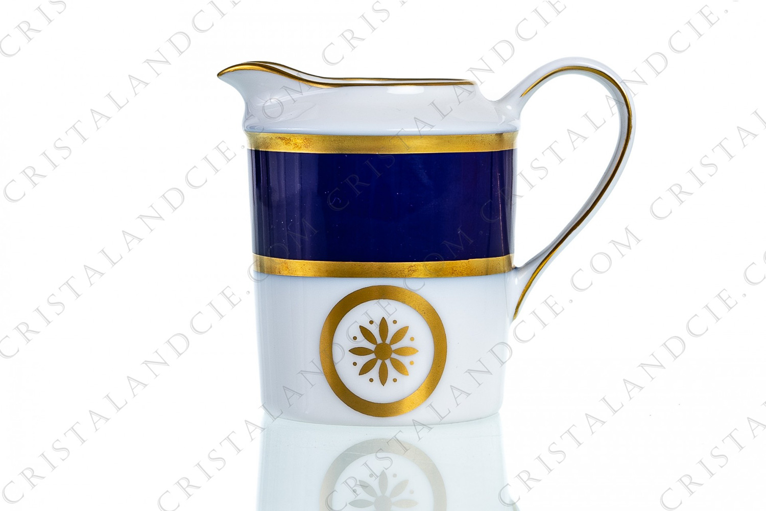 Pot à lait en porcelaine de Limoges de la maison Bernardaud modèle Sparte bleu de four orné d une bande bleu de four, de liserés et de fleurs or photo-1