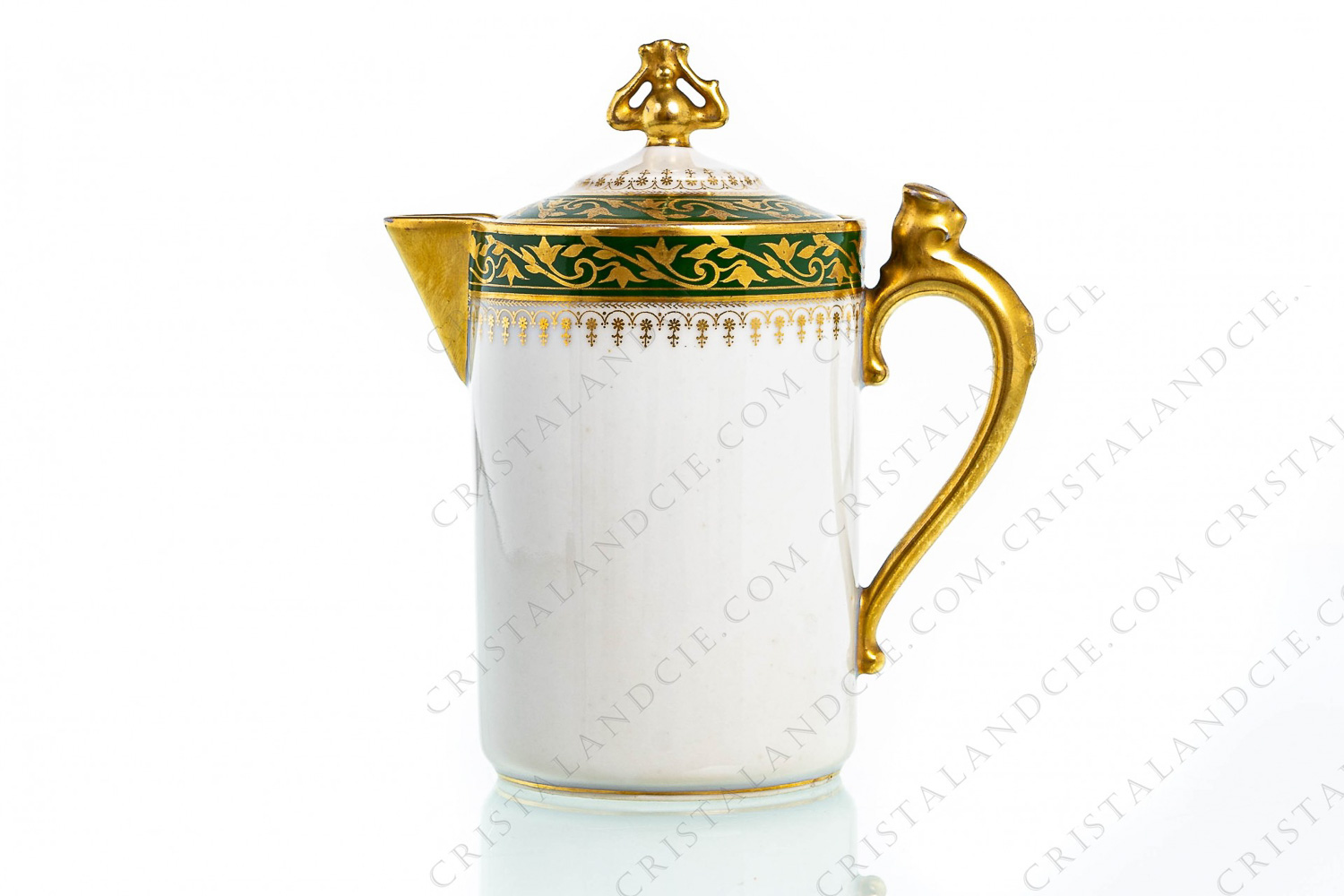 Pot à lait en porcelaine de Limoges de la maison Chabrol et Poirier orné d une frise d arabesques végétales or sur une bande verte photo-1