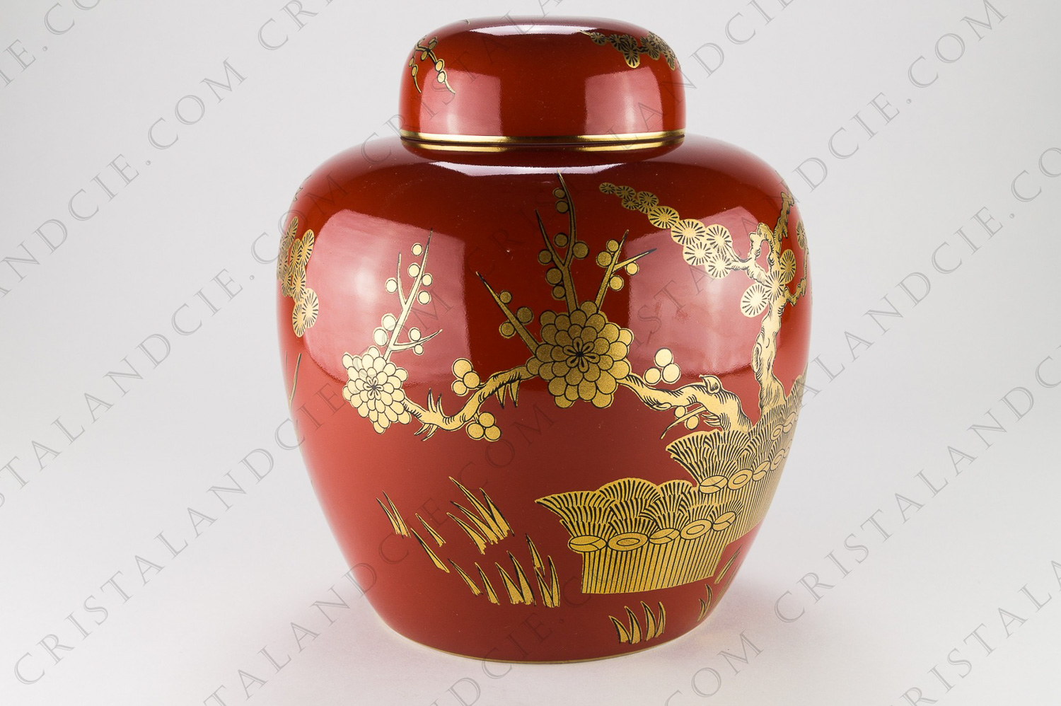 Pot à thé en porcelaine de Limoges de la maison Bernardaud modèle Séoul corail à décor d arbre or sur fond corail photo-1