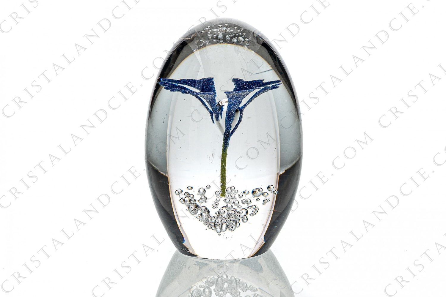 Presse-papier en forme d oeuf en cristal de Daum présentant une inclusion figurant un bleuet photo-1