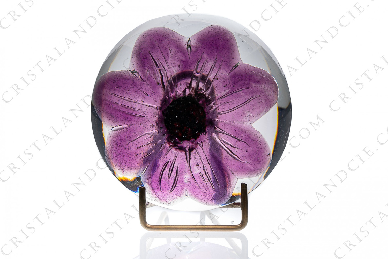 Presse-papier en cristal de Daum modèle Coppelia orné d une fleur en pâte de verre mauve photo-1