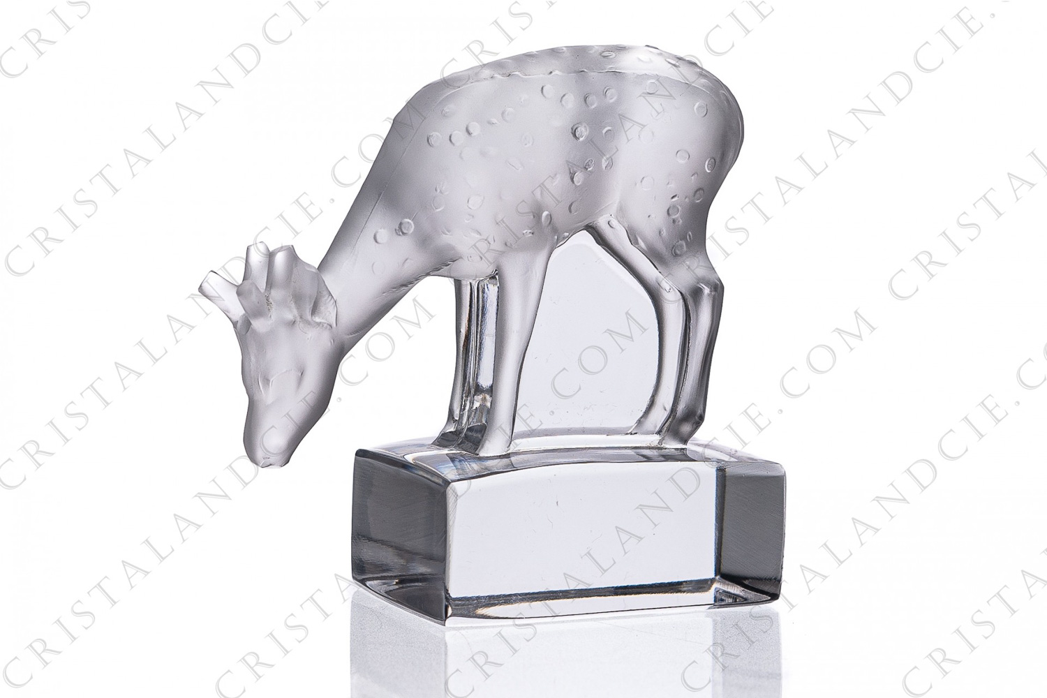 Paperweight in crystal by Lalique pattern Daim representing a deer with the head down photo-1
