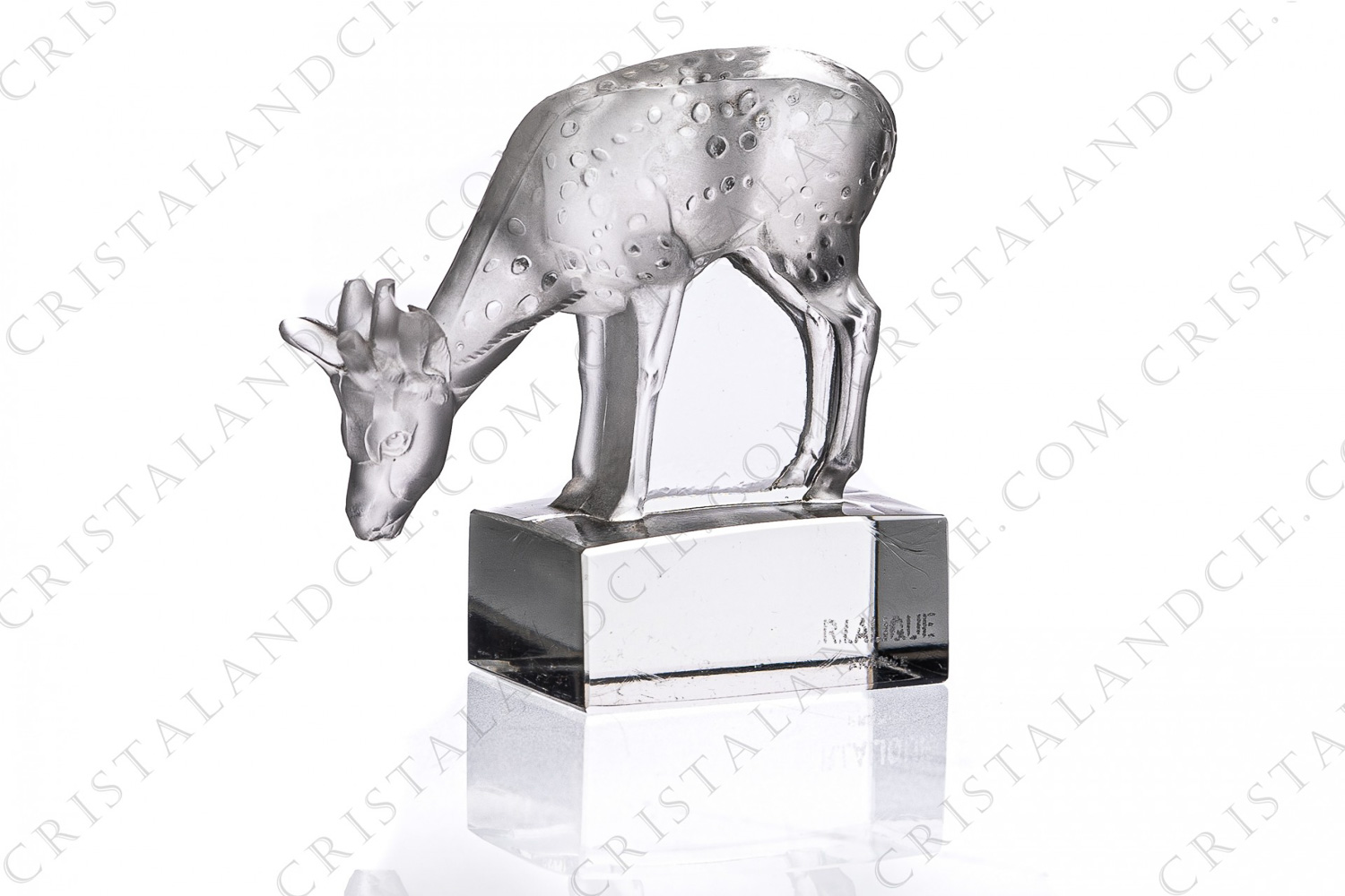 Presse-papier en cristal de Lalique modèle Daim figurant un daim la tête baissée photo-1