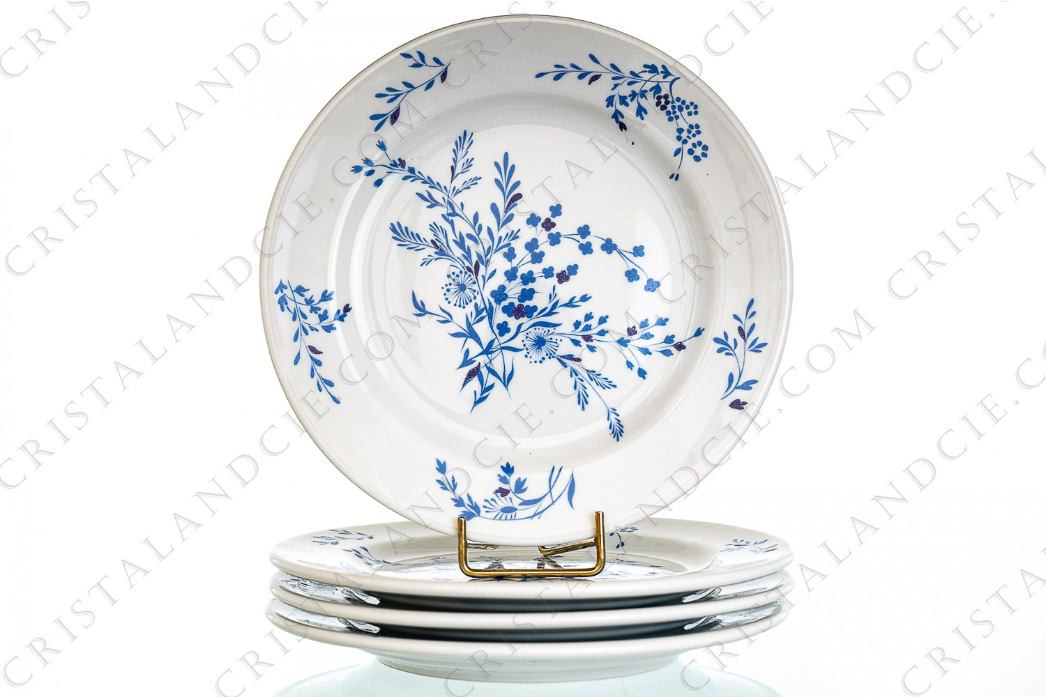 Série de quatre assiettes à dessert en porcelaine de Limoges par L Ancienne Manufacture Royale (Bernardaud) dont le décor de fleurs bleues a été créé par la grande société de linge de maison D photo-1