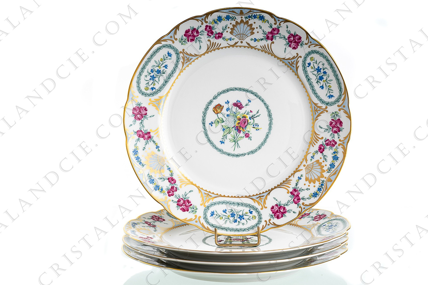 Série de quatre assiettes plates en porcelaine de Limoges de la maison Bernardaud modèle Vigny présentant un riche décor de fleurs polychromes et de rinceaux or photo-1