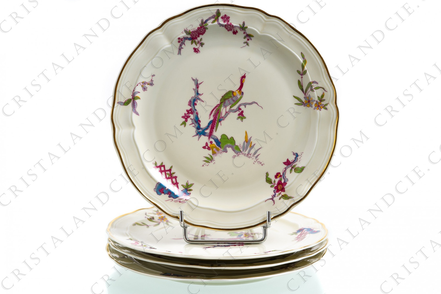 Série de quatre assiettes à salade en porcelaine de Limoges de la maison Bernardaud modèle Chantilly à décor polychrome japonisant de fleurs et d oiseaux de paradis photo-1