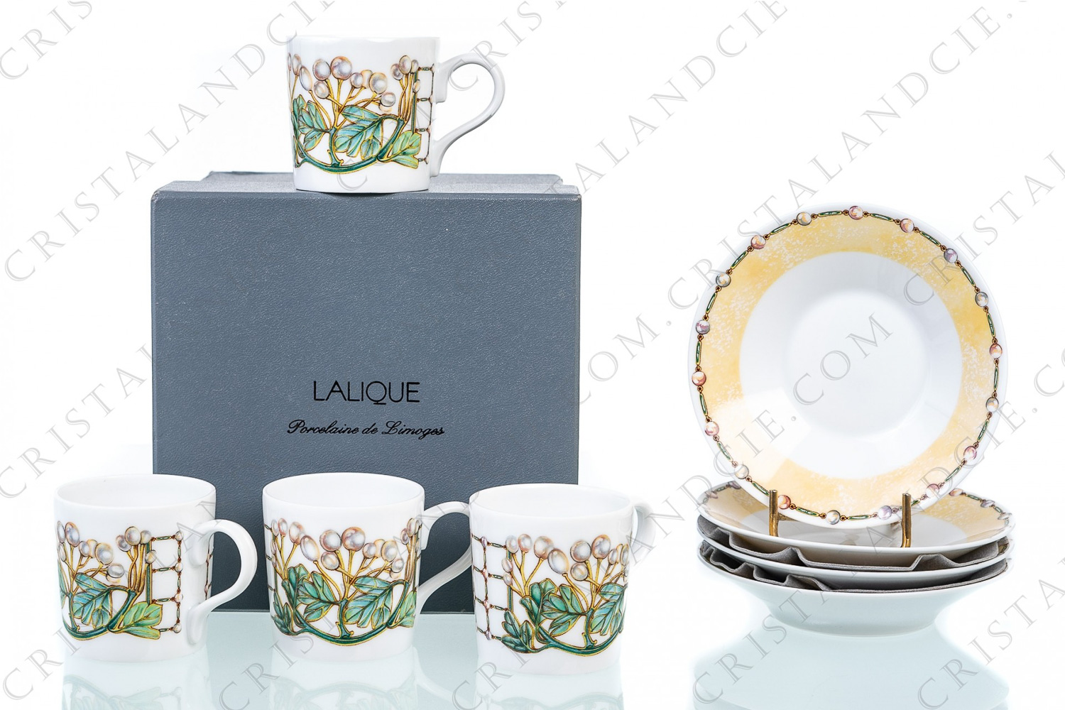 Série de quatre tasses à café en porcelaine de Limoges de la maison Lalique modèle Perles orné de feuilles et de perles photo-1