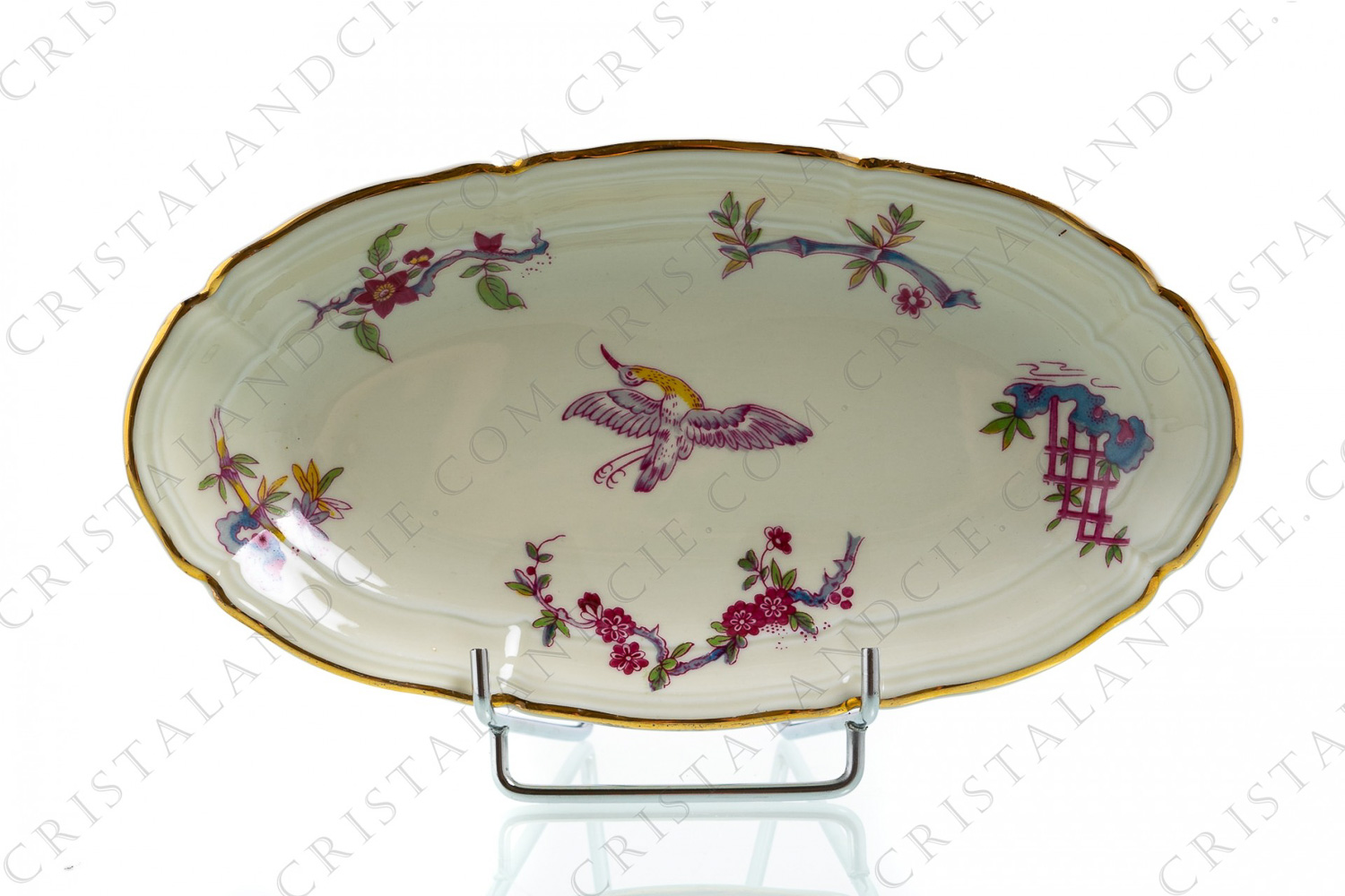 Ravier en porcelaine de Limoges de la maison Bernardaud modèle Chantilly à décor polychrome japonisant de fleurs et d oiseaux de paradis photo-1