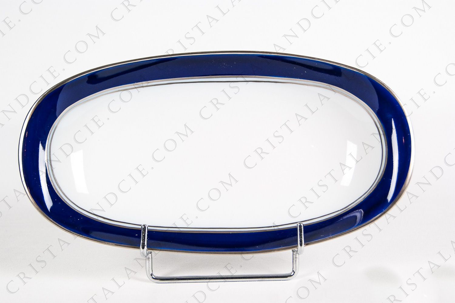 Ravier en porcelaine de Limoges de la maison Bernardaud modèle Pavie platine orné de filets en bleu de four et platine photo-1