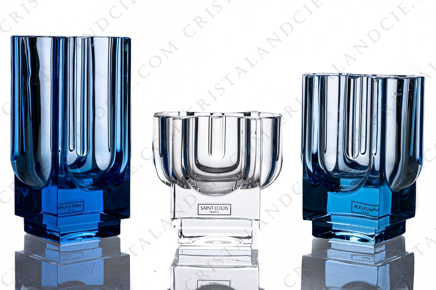 Rivière de table en cristal clair et bleu de Saint-Louis, composé de trois vases de hauteurs et couleurs différentes qui peuvent être assemblés à volonté photo-1