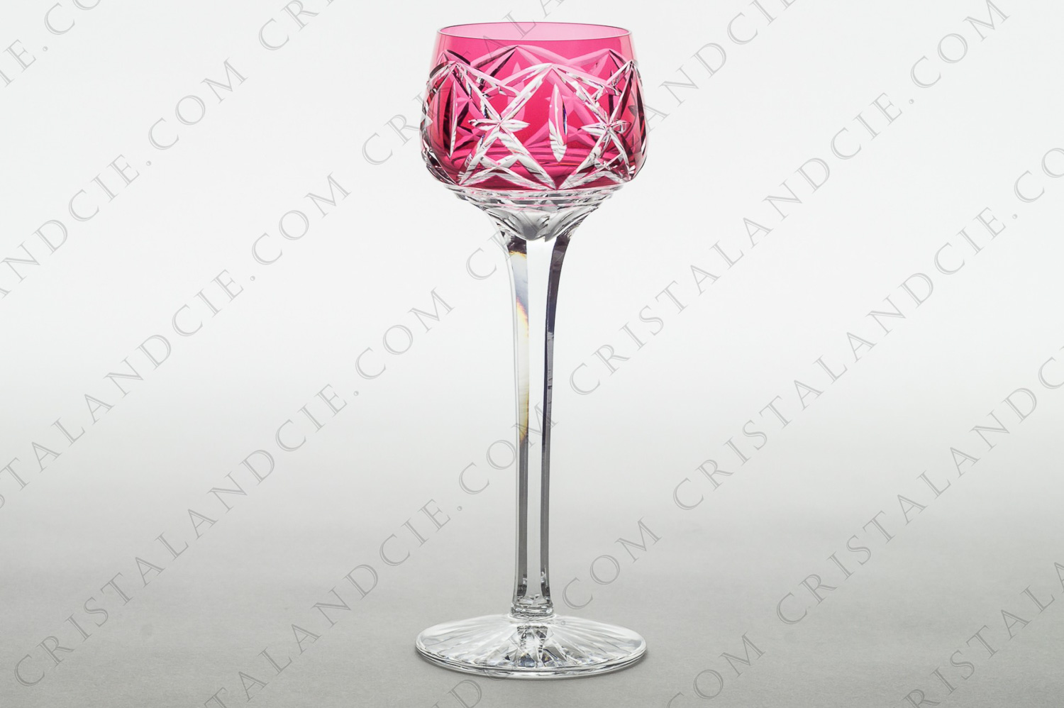 Verre à vin du Rhin roemer en cristal double-couches rouge de Saint-Louis présentant un important décor taillé photo-1