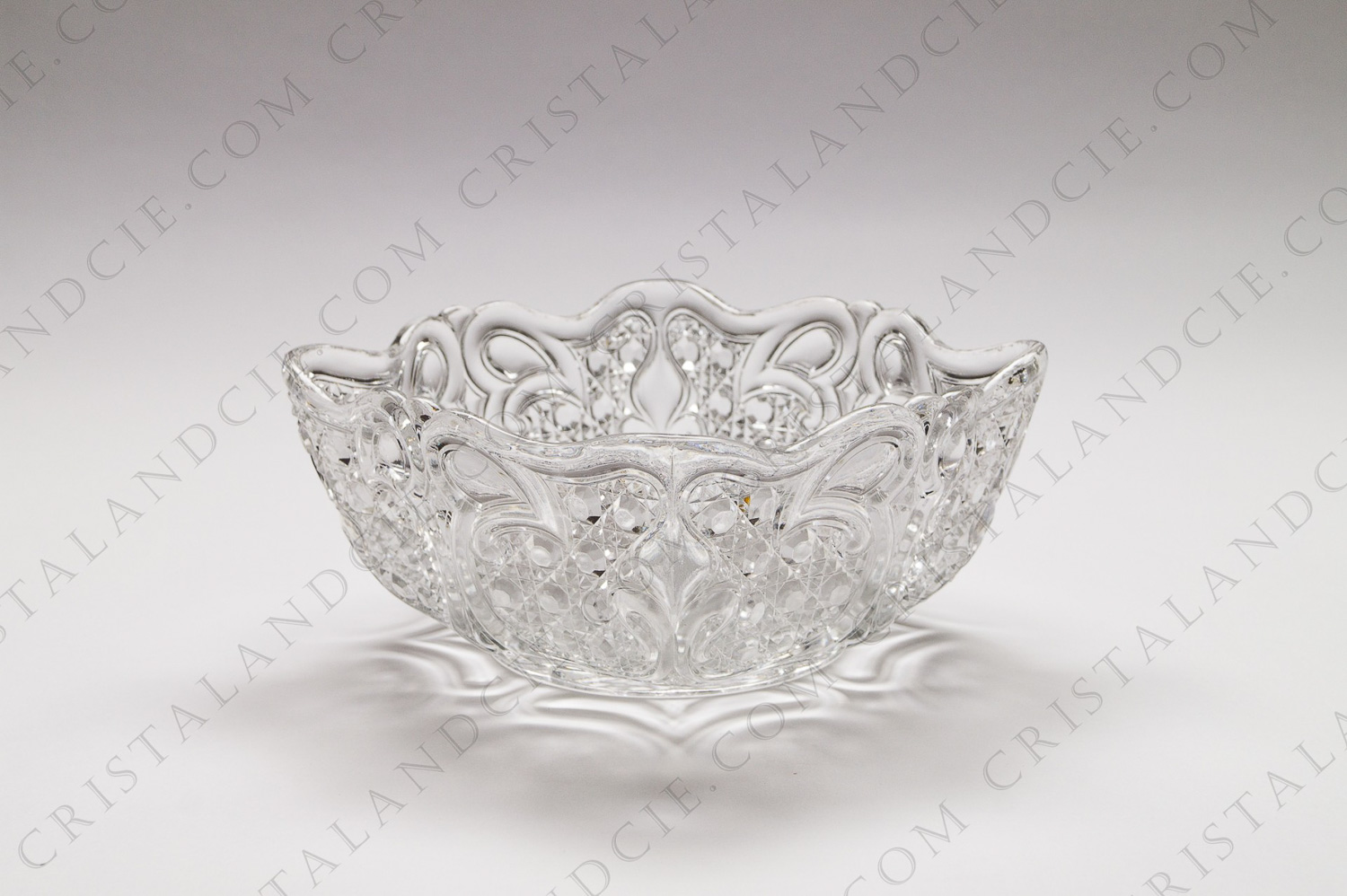 Saladier en cristal moulé de Baccarat à décor de diamants et arabesques végétales photo-1