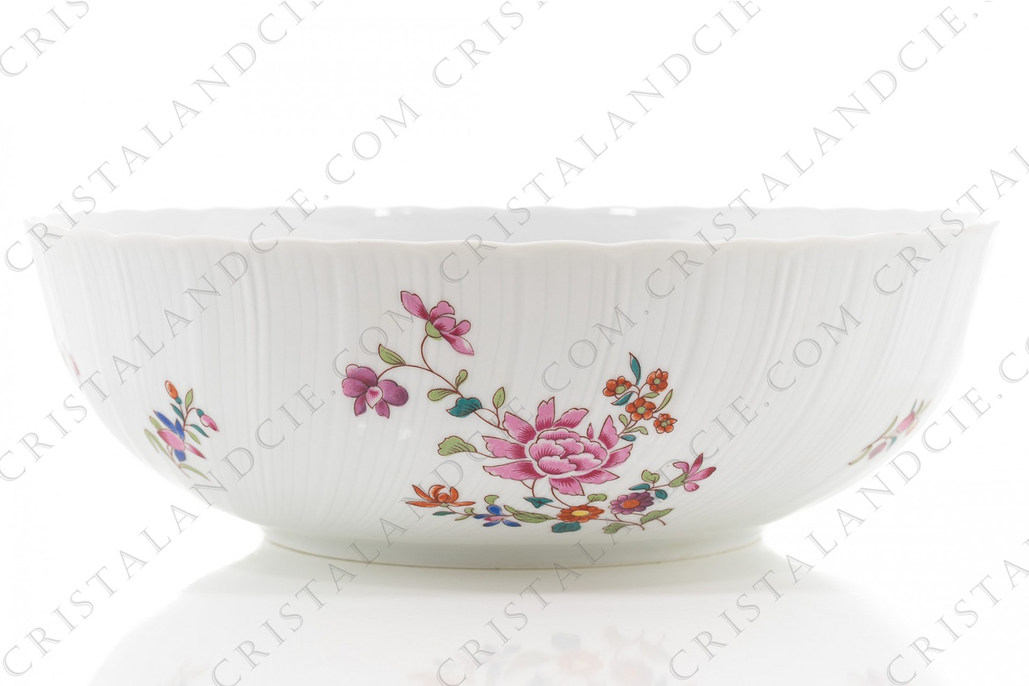 Saladier en porcelaine de Limoges de la maison Bernardaud modèle Lowestoft orné de fleurs polychromes photo-1