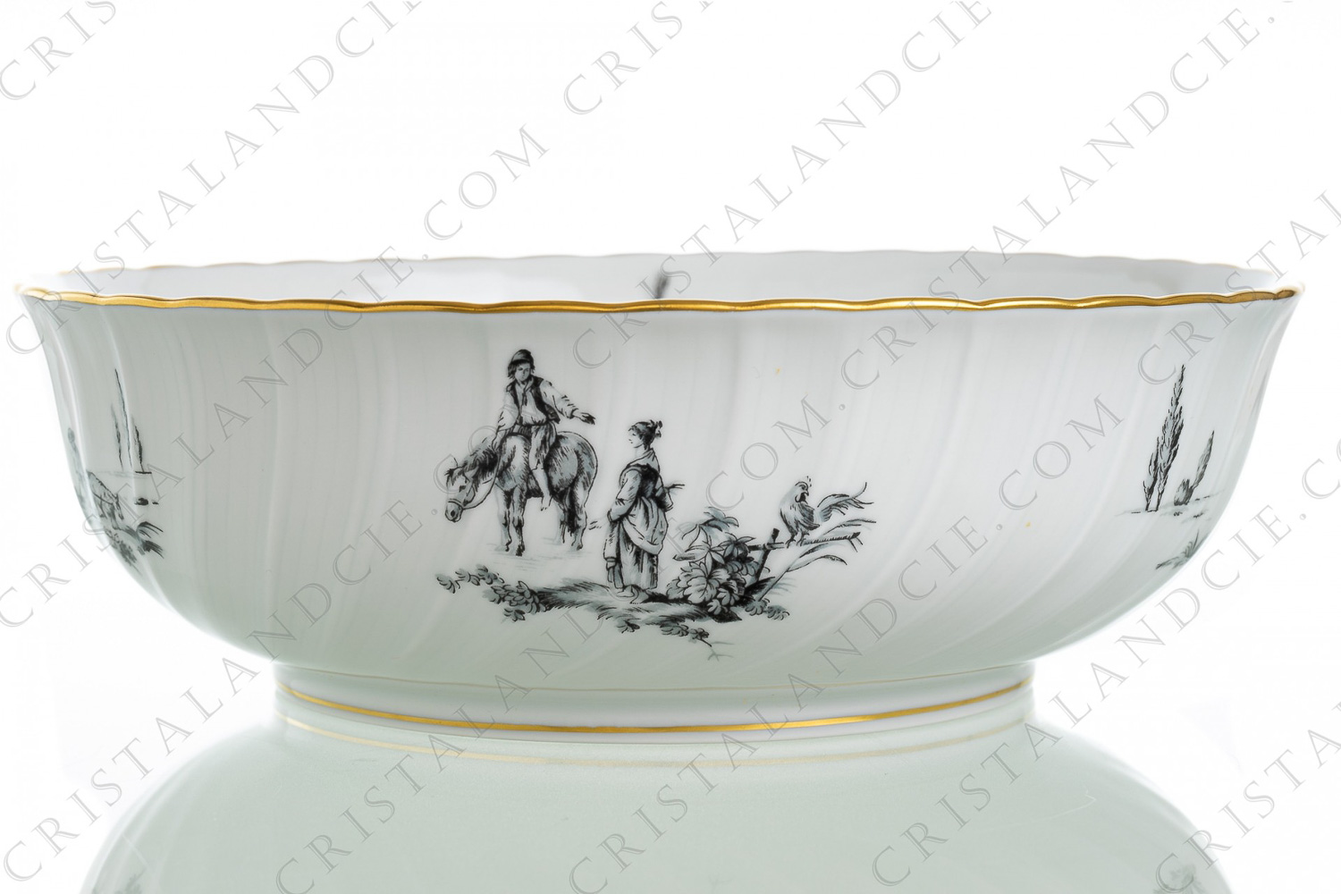 Saladier en porcelaine de Limoges de la maison Bernardaud modèle Marie-Antoinette à décor de scènes champêtres en grisaille d après un dessin du peintre Paul Huet réalisé pour la reine Marie-Antoinette photo-1