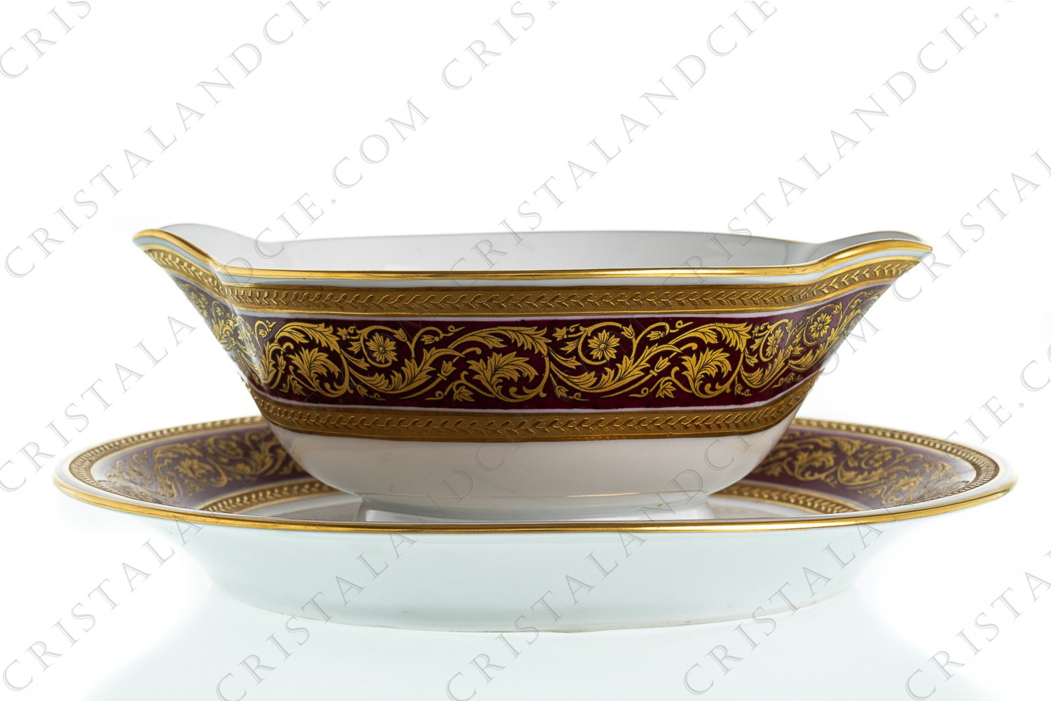 Saucière en porcelaine de Limoges de la maison Bernardaud modèle Chambord rose décorée de frises de rinceaux fleuris or sur fond rose encadrées de frises en incrustations or photo-1