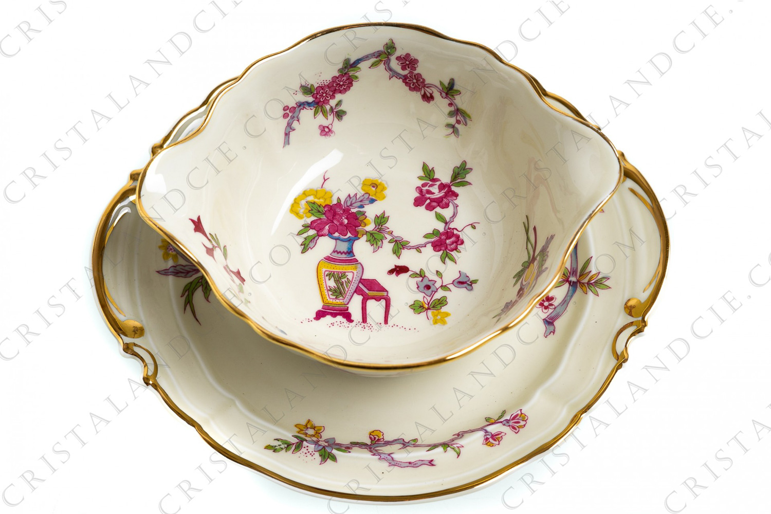 Saucière en porcelaine de Limoges de la maison Bernardaud modèle Chantilly à décor polychrome japonisant de fleurs, de vase et d oiseau de paradis photo-1