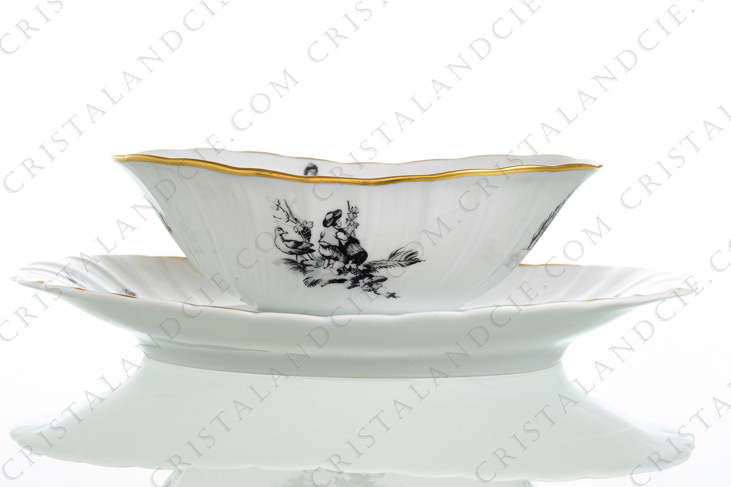 Saucière en porcelaine de Limoges de la maison Bernardaud modèle Marie-Antoinette à décor de scènes champêtres en grisaille d après un dessin du peintre Paul Huet réalisé pour la reine Marie-Antoinette photo-1