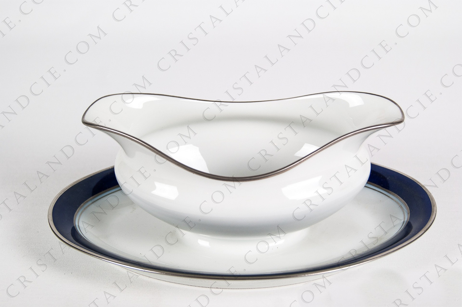 Saucière en porcelaine de Limoges de la maison Bernardaud modèle Pavie platine ornée de filets en bleu de four et platine photo-1