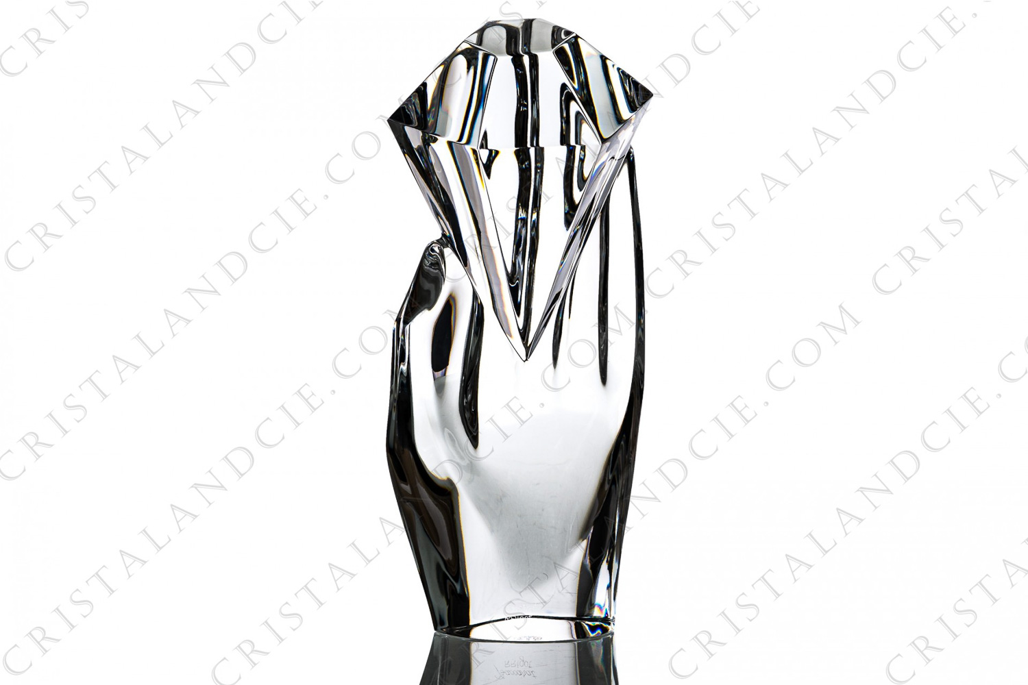 Sculpture en cristal de Baccarat modèle Diamant réalisée par le sculpteur sur bronze Robert Rigot, représentant une main tenant un diamant taillé photo-1