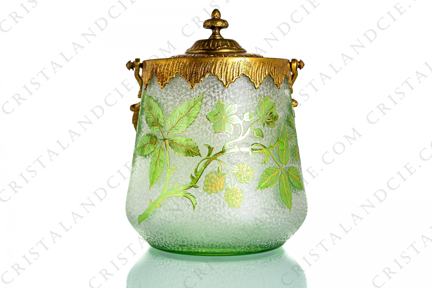 Seau à biscuits Art Nouveau en cristal double couches vert de Saint-Louis orné de branches de mûrier vertes rehaussées or sur un fond clair gravé à l acide photo-1