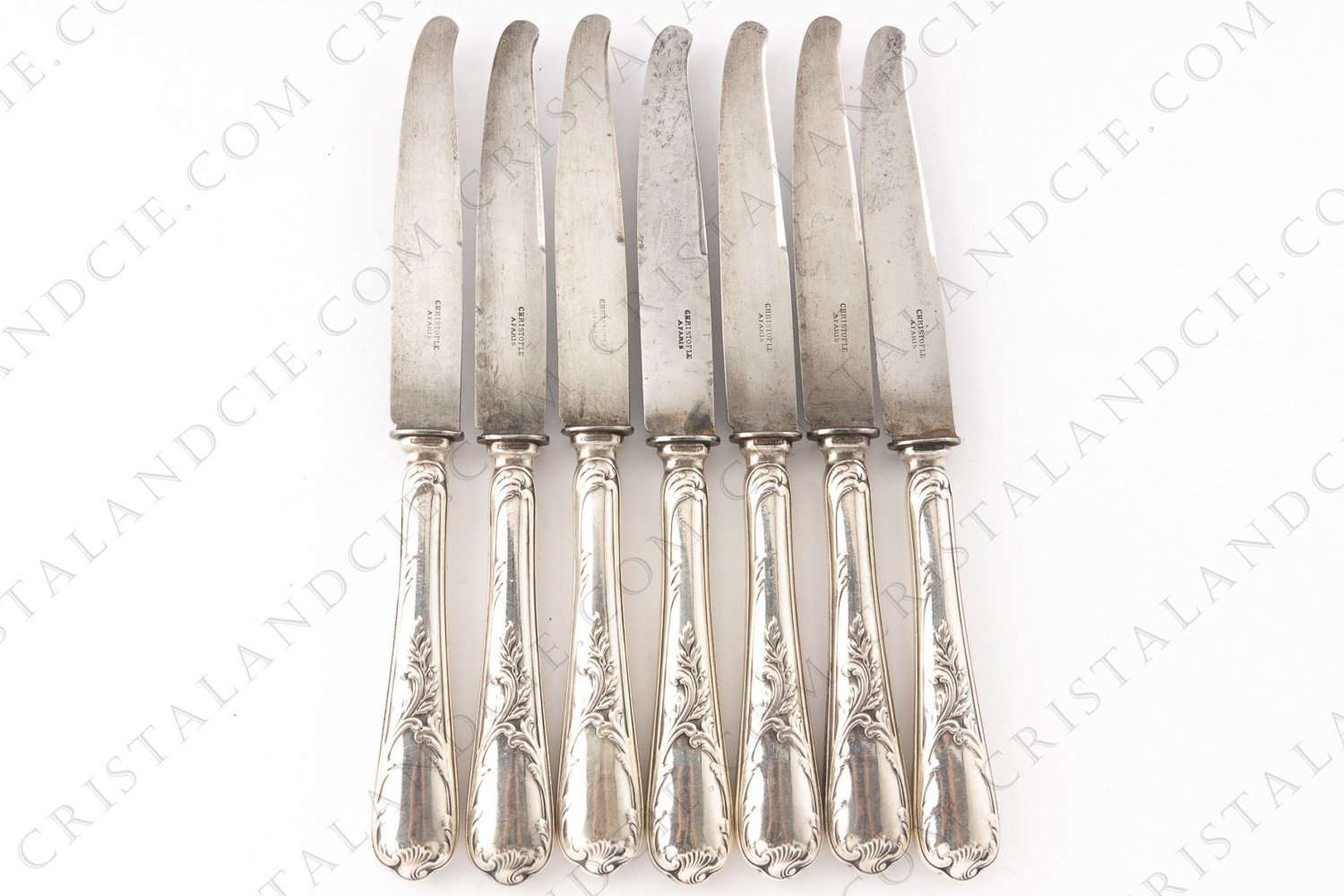 Série de sept anciens couteaux à dessert en métal argenté de la maison Christofle modèle Marly présentant un décor Rocaille photo-1