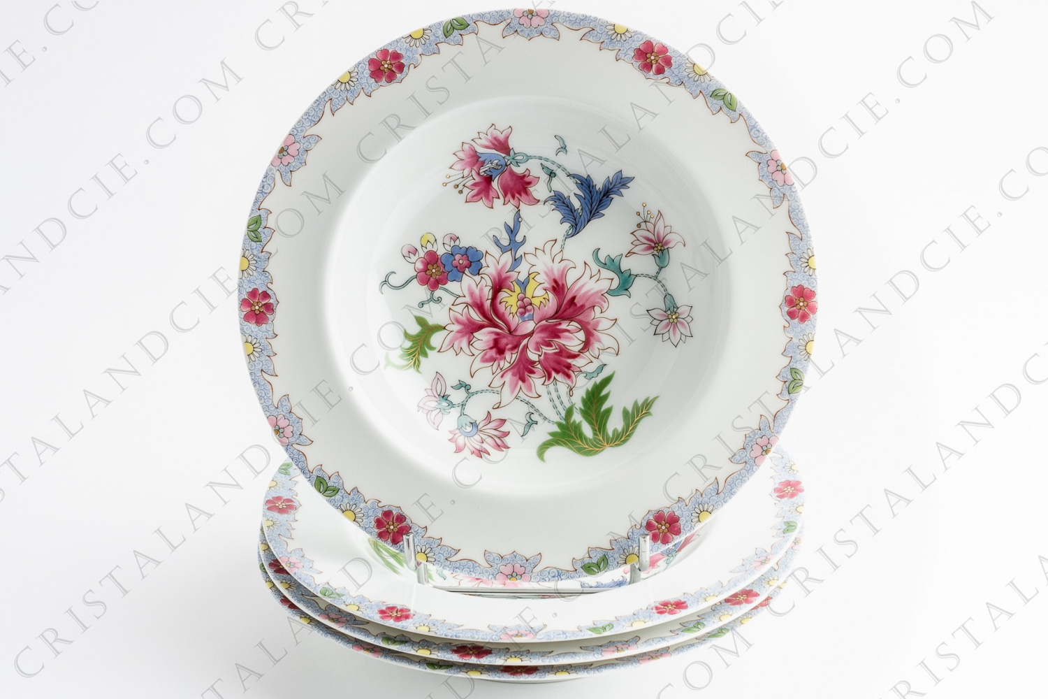 Série de quatre assiettes demi-creuses en porcelaine de Limoges de la maison Haviland modèle Pivoine, à décor de pivoines polychromes et dorées photo-1