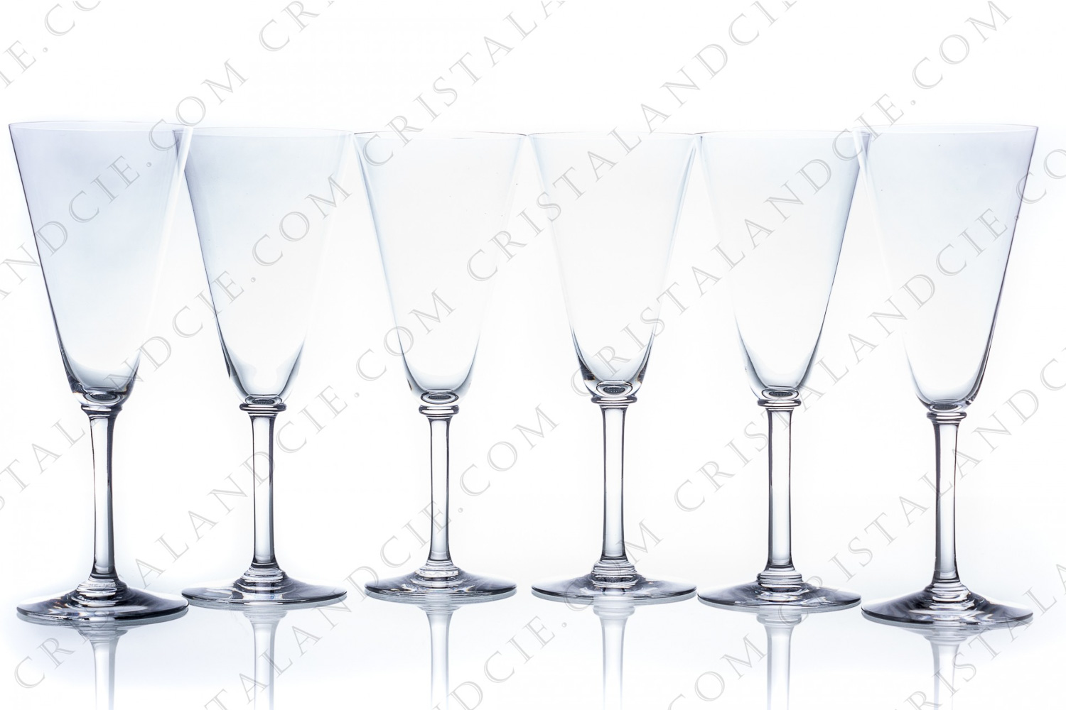 Série de six flûtes à Champagne en cristal de Baccarat modèle 100-192 ornée de d une bague en bas de la jambe et une sous la paraison photo-1